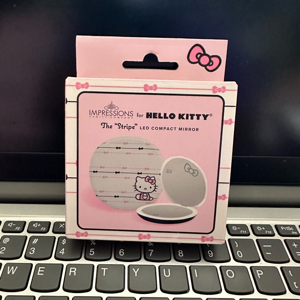 Super cute Hello Kitty mirror! 🪞